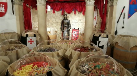 Decorazione del negozio "Le Caramelle dei Templari" di Vittorio Veneto