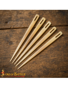 Satz mit 5 handgeschnitzten Knochennadeln (9 cm).