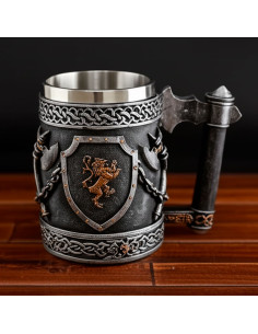 Mittelalterliche ornamentale Tasse aus Resinendesign mit...