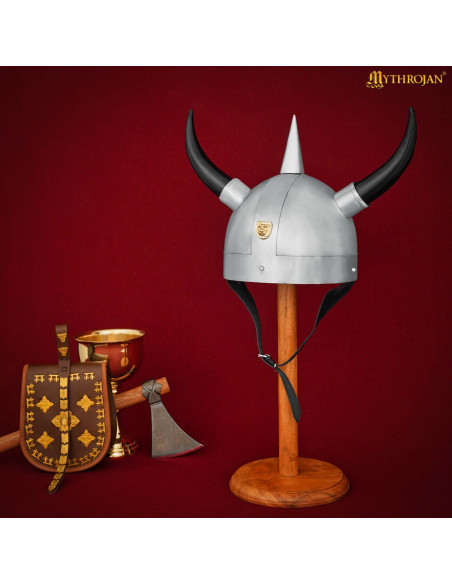 Noors helm met horens en leeuwenkap