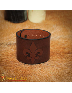 Mittelalterliches Lederarmband mit Reliefdesign in Form...
