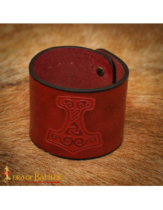 Middeleeuws leren armband met reliëfontwerp van Thor's...