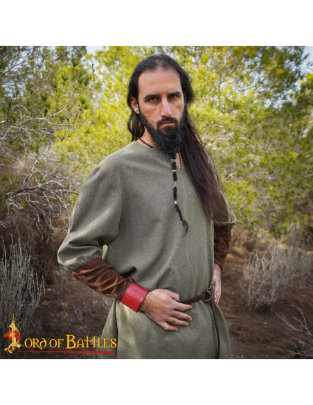 Brazalete medieval en cuero diseño...