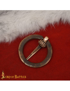 Broche medieval nòrdico forma de anillo con incisiones,... 2