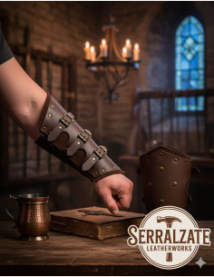 Brazaletes medievales Badulf tres correas en marrón oscuro 2