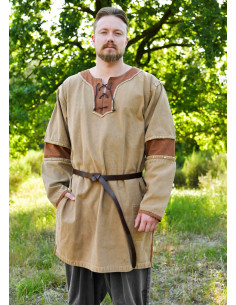 Mittelalterliche beige-braune abgenutzte Tunika im...