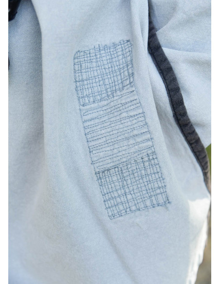 Túnica medieval gris desgastada...