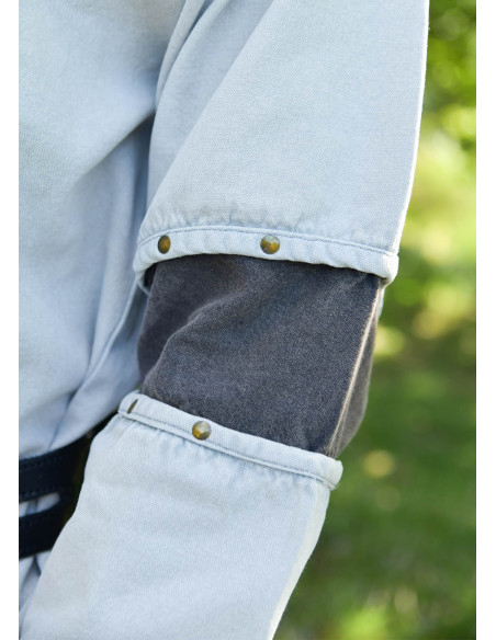 Túnica medieval gris desgastada...