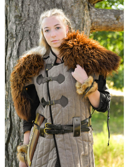 Medievalt gambeson i brunt- og...