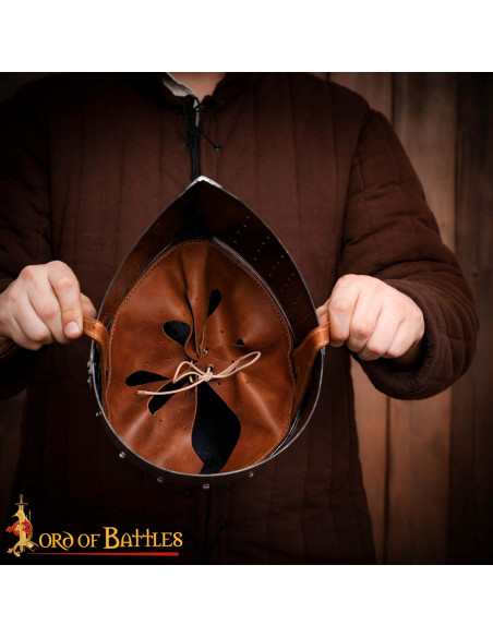 Großer mittelalterlicher Ritterhelm...