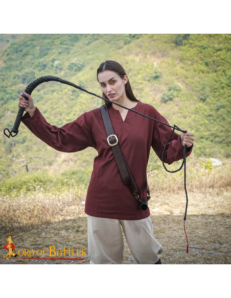 Látigo medieval en cuero negro...