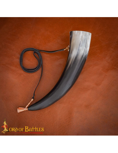 Echtes mittelalterliches Horn mit Messingmundstück
