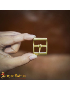Hebilla medieval pequeña en latón macizo (3,3x2,6 cm.)