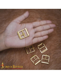 Hebilla medieval pequeña en latón macizo (3,3x2,6 cm.) 2