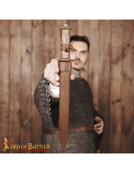 Medievaler Rondel: Griff aus Holz und... Medievaler Rondel: Griff aus Holz und...