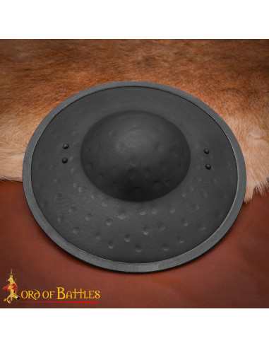 Middeleeuwse broquel van zwart staal met houten handvat