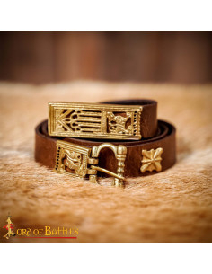 Middeleeuwse leren riem bruin met messing ornamenten,...