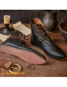 Botines medievales en cuero negro con cordones laterales 2