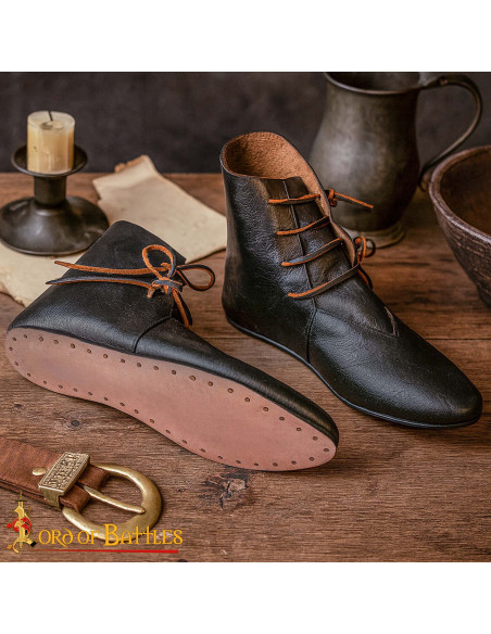 Botines medievales en cuero negro con...