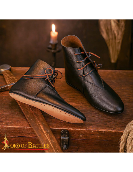 Botines medievales en cuero negro con...