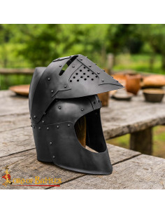 Mittelalterlicher Helm mit Visier für Ritter des 14....