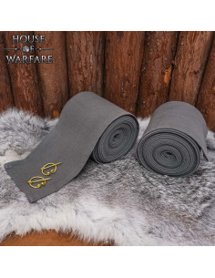 Middeleeuwse winingas van grijs katoen, met koperen fibula's