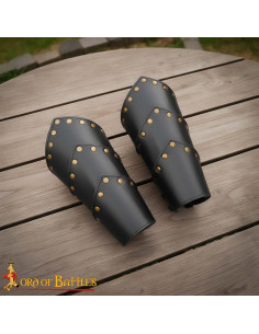 Brazaletes medievales en cuero negro, detalles en latón