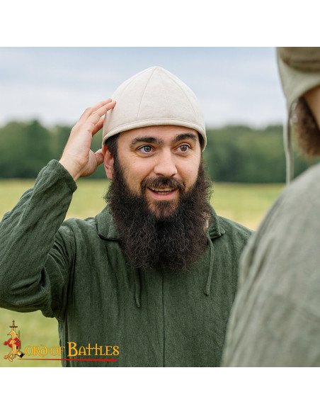 Medieval polstret hue i naturlig hvid...