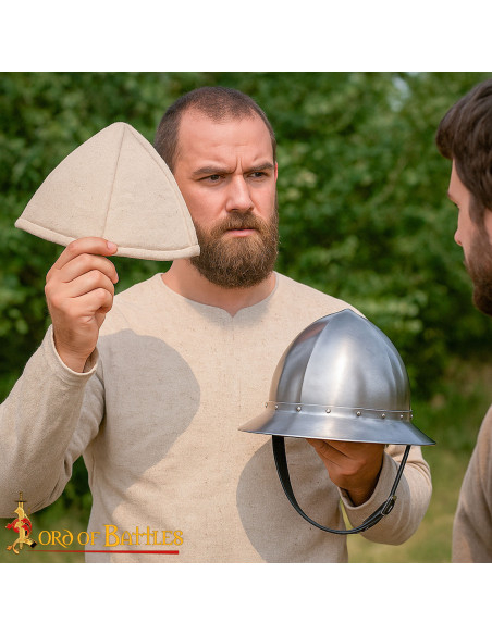 Medieval polstret hue i naturlig hvid...