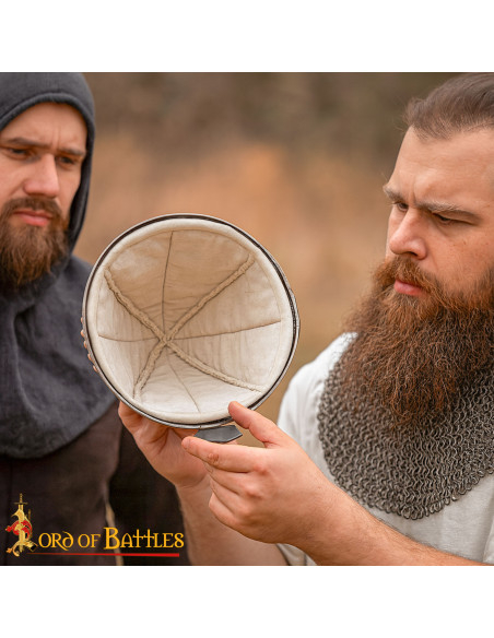 Medieval polstret hue i naturlig hvid...