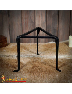 Middeleeuwse statief voor vuur van gietijzer (23,4x22,8 cm.)