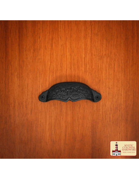 Der rustikale Türgriff aus Gusseisen...