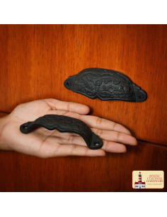 Rustiek kastgrepen van gietijzer met blad 2