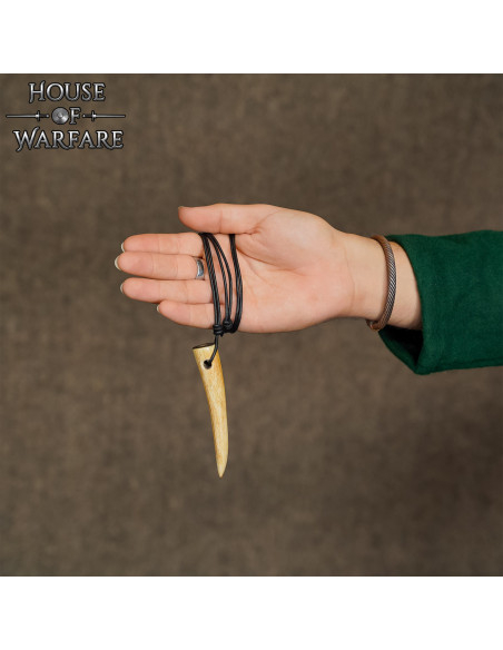 Poleret hornkrave i naturbælge med snor