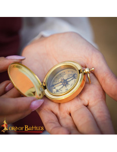 Brújula de bolsillo de latón medieval para navegación