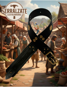 Breiter mittelalterlicher Gürtel aus schwarzem Leder mit...