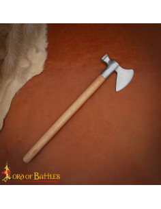 Hacha medieval de acero con cabeza de martillo, mango madera