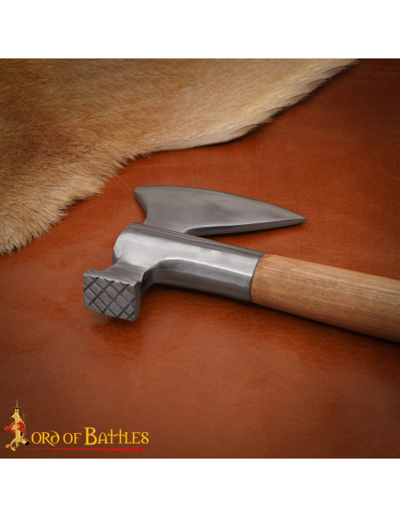 Hacha medieval de acero con cabeza de...