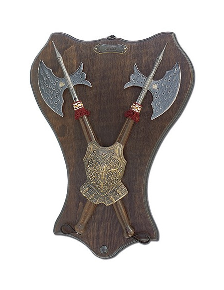 Brustpanzer und 2 Äxte