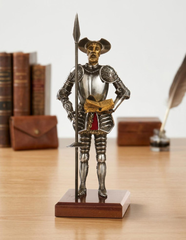 Don Quichot miniatuur met speer en boek, 24 cm.