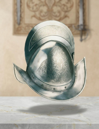 Capacete ornamentado con grabados