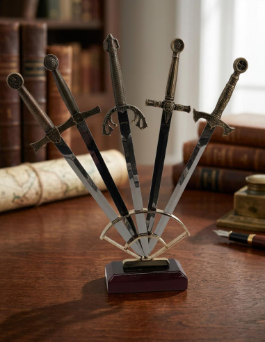 Sæt med 5 historiske middelalderlige brevåbnere med støtte, bronzefinish