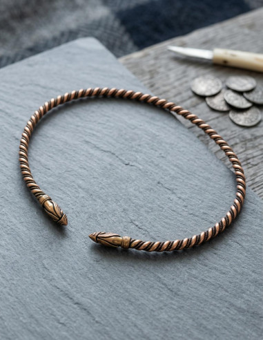 Viking torc med ravnehoveder