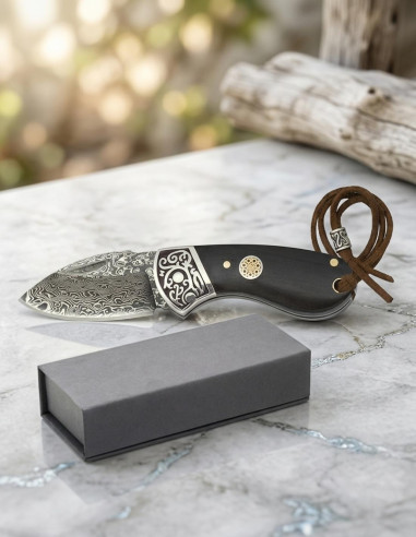 Albainox feltkniv med damaskblad og dekoreret skede