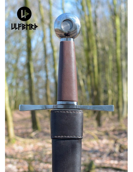 Mittelalterliches Schwert mit funktioneller Hand