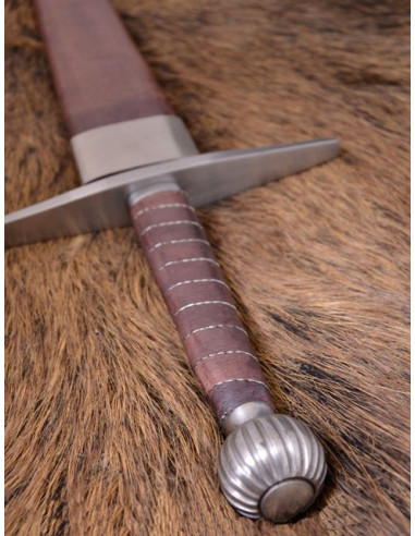 Lang middeleeuws zwaard met schede, functioneel