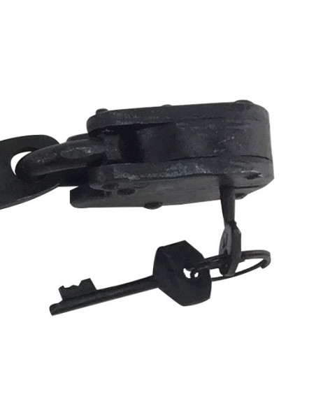 middeleeuwse handboeien met hangslot