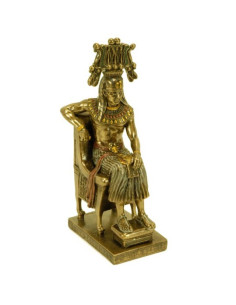 Egyptisk faraofigur på sin trone