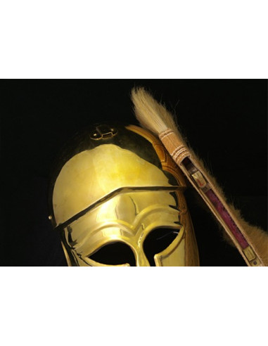 Casco griego corintio dorado con penacho