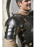 Mittelalterliche Schulterpolster aus dunklem Stahl